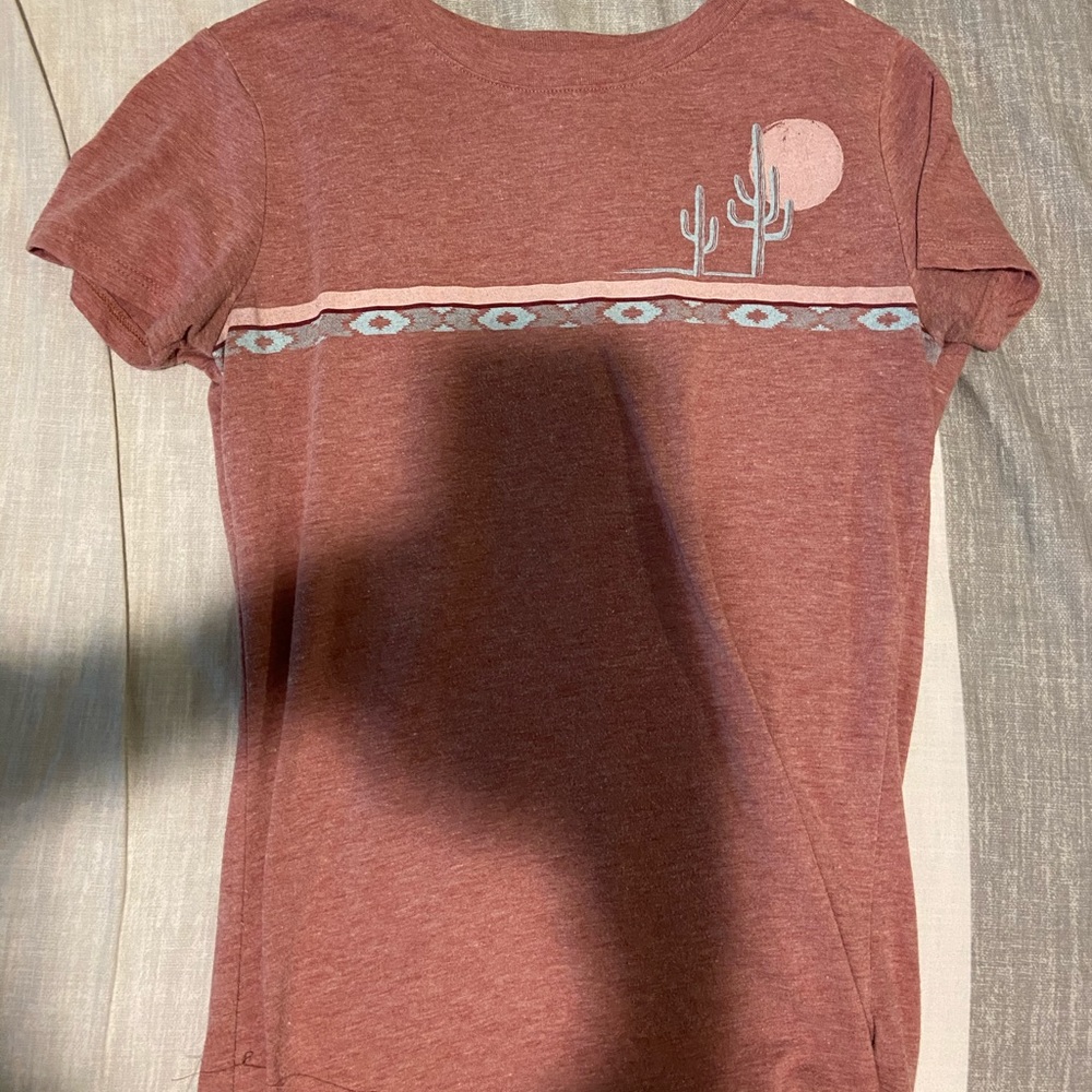 pinkish t-shirt